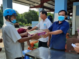 Hà Tiên - Kiên Giang: Những tấm lòng hảo tâm tặng quà cho bà con nghèo trên địa bàn