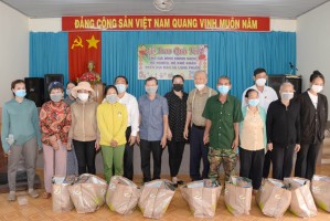 Nguyên Bí thư Tỉnh ủy Bà Rịa – Vũng Tàu tặng quà Tết cho hộ nghèo