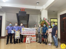 Tặng quà hỗ trợ người khó khăn đón Tết cổ truyền 2022 tại Tây Nguyên và Miền Trung
