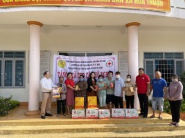VPĐD TW HỘI GDCSSKCĐ VIỆT NAM VÀ HỘI CHỮ THẬP ĐỎ TP BUÔN MA THUỘT “TRAO TẶNG QUÀ CHO HỘ NGHÈO DỊP LỄ 30/4”