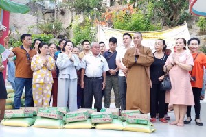 Nghệ sỹ  Phượng Nga tổ chức đêm nhạc cúng dường và trao quà tại Chùa Long Hưng