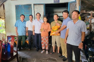 Trao 100 phần quà Tết cho gia đình chính sách, hộ khó khăn tại phường 12, TP Vũng Tàu