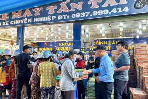 Cửa hàng xe gắn máy Tấn Tài tặng quà cho bà con nghèo nhân mùa Vu lan