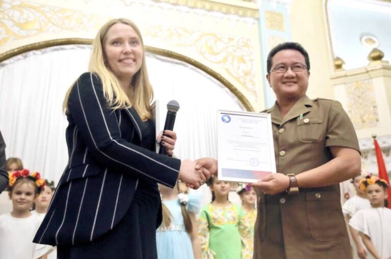 Thắm đượm nghĩa tình, tặng quà trẻ em gặp hoàn cảnh khó khăn tại Nga
